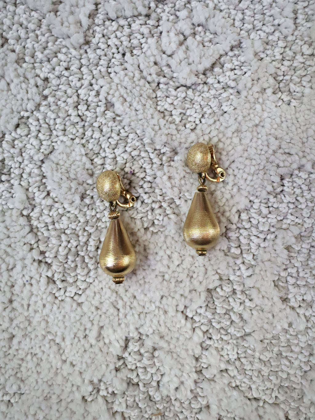 Vintage Gold Tear Drop Dangle Clip-On Earrings