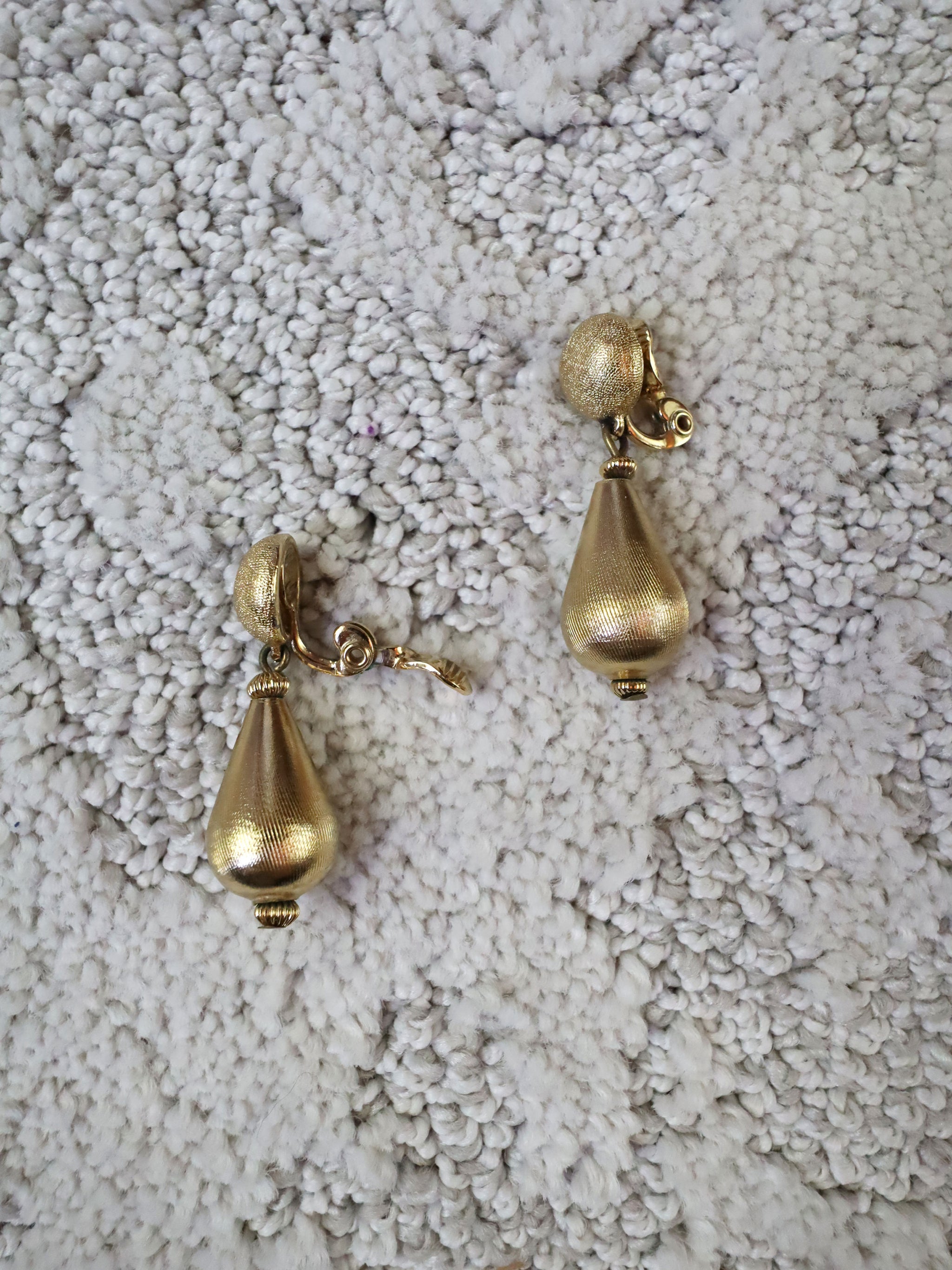 Vintage Gold Tear Drop Dangle Clip-On Earrings